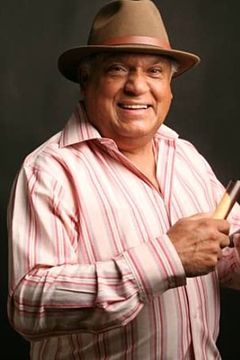 Jose C. Hernandez interpreta Abuelito
