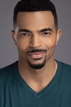 Anthony Dalton interpreta Hot Guy / Chris