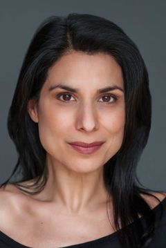 Laara Sadiq interpreta British Newscaster