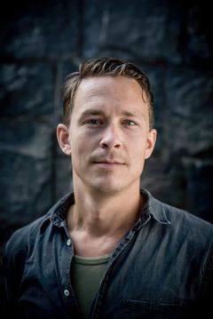 Oscar Töringe interpreta Nils Erik Eklund