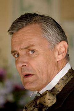 Simon Williams interpreta Henry Dashwood