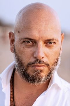 Danilo Rovani interpreta uomo intervistato