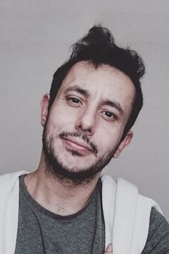 Dimitris Liolios interpreta Policeman