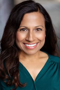 Arti Shah interpreta Power Droid (uncredited)