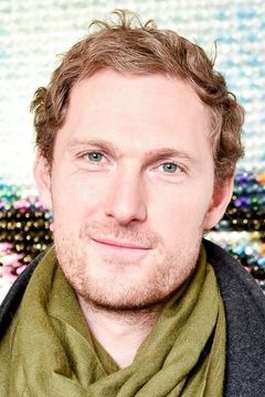 Sam Hoare interpreta Lynn Brother