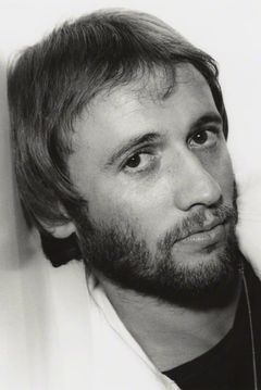 Maurice Gibb interpreta Self (archive footage)