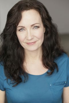 Dianne Bischoff interpreta Mother