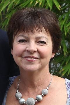 Tessa Peake-Jones interpreta Mrs. Maguire / Mrs. Chapman