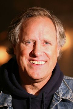 Tom Chapin interpreta Governor Edward Nelson