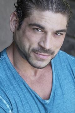 Brett Azar interpreta T-800 (uncredited)