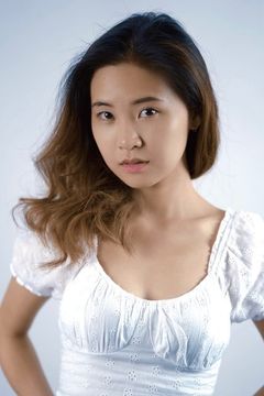 Aimée Kwan interpreta Mia