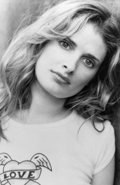 Chelsea Lagos interpreta Troy Groupie