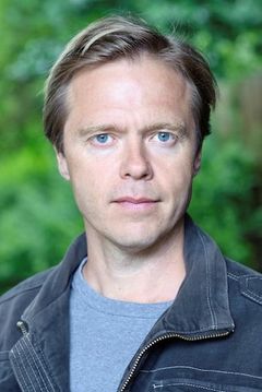 Nick Waring interpreta Sir Mark Sykes