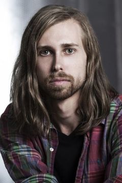 Adam Christie interpreta Student (uncredited)