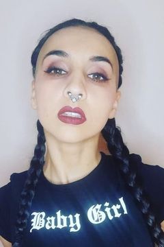 Olivia Venner interpreta Showers host