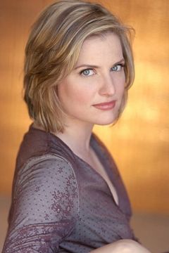 Maria McCann interpreta Janice