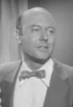 Ray Erlenborn interpreta Newsboy (uncredited)
