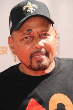 Aaron Neville interpreta Opening Game Singer