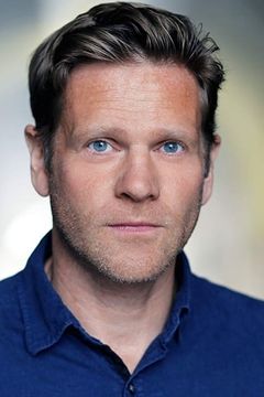 Adam Astill interpreta Brendan