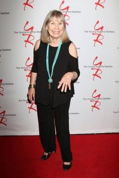 Marla Adams interpreta Pierwsza Lady Matthews