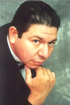 Victor A. Chapa interpreta Americana Hotel Manager