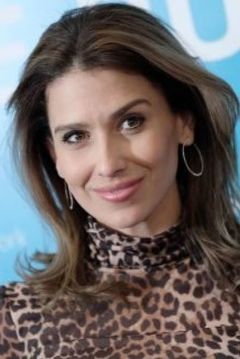 Hilaria Baldwin interpreta Yoga Instructor