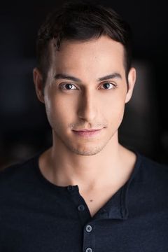 Caleb Di Pomponio interpreta Geoff
