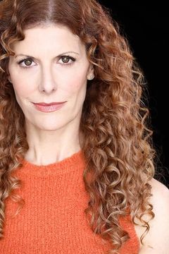 Elisa Nixon interpreta Red-Haired Cheerleader