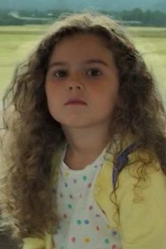 Alexa GyÖrgy interpreta Young Girl on Train