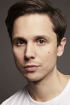 Csémy Balázs interpreta Young Priest