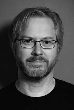 Paul Fox interpreta British Commentator