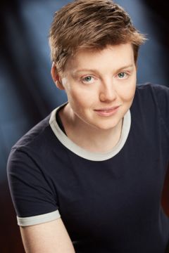 Amy Fox interpreta Evacuation Worker #2