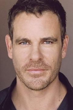 Aaron Jeffery interpreta Alex Ryan