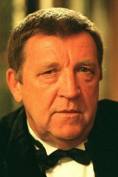 John Forgeham interpreta Max