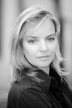 Heike Brunner interpreta German Chancellor