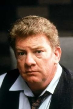 Charles Hallahan interpreta Norris