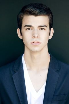 Joey Pollari interpreta Lyle
