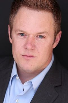 Steven Mitchell interpreta Party Member (uncredited)