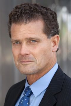 Jon Edwin Wright interpreta Newscaster
