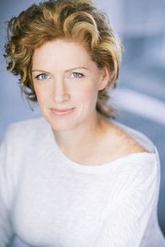 Colleen Wheeler interpreta Mrs. Johnson