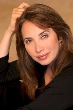 Angela Lanza interpreta Female OSS Agent