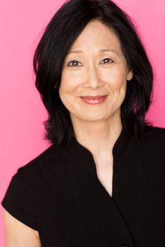 Diana Lee interpreta Mrs. Bucket (Singing) (Uncredited)