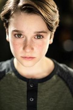 Mason McKenzie interpreta Aidan
