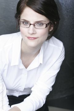 Mandie Vredegoor interpreta Chandra Blueford