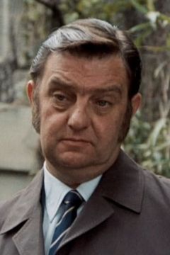 Bill Dean interpreta Man in Village Hall (uncredited)
