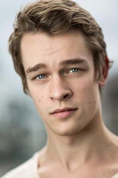 Thomas Elms interpreta Brian