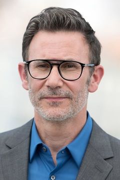 Michel Hazanavicius interpreta Narrator #5 (voice) (uncredited)