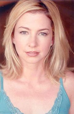 Laura Grady interpreta Cosmetics Girl