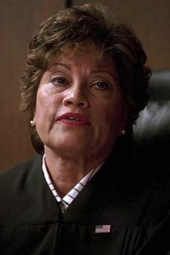 Nydia Rodriguez Terracina interpreta Judge Janet Surrillo