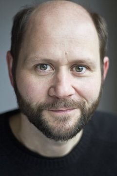 George Potts interpreta Balding Wizard